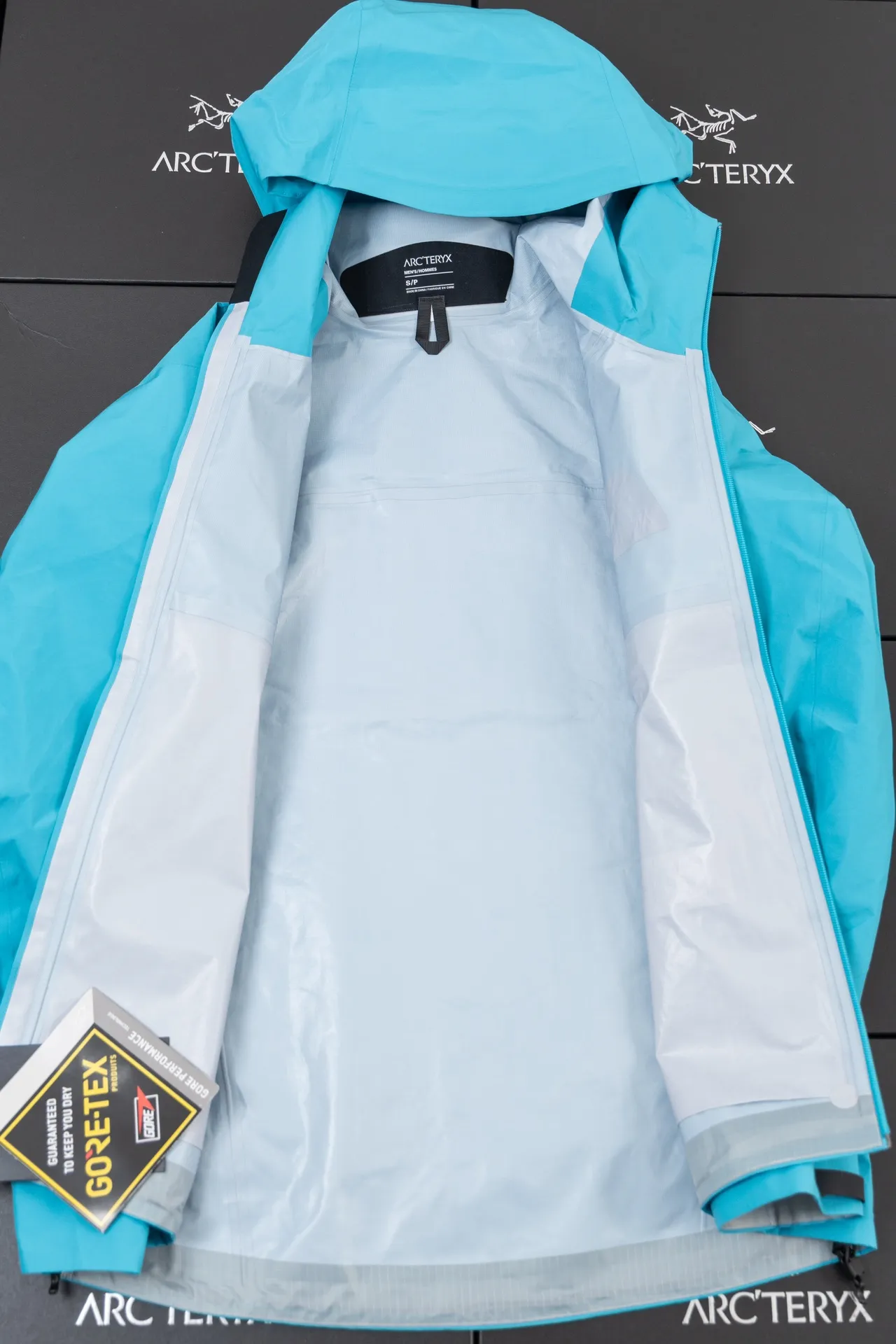 J 88 ARC‘TERYX BETA LT GORE-TEX Jacket-Men's Yb 3D ， Tri-Durance ， ） Factory 📃 🔍 ， YKK ， ， ， 。 Beta LT ， 。 bluesign@ N 13LGORE-TEX ， Wear-Resistant， 、 Breathable， 。 Storm Hood™ ， Water Tight™ ， ， ， 。 ，VISLON ， Velcro ， Zip-in， ARC TERYX BETA： 。 LT ： ， Wear-Resistant。 GORE-TEX： 、 、Breathable 。 BRTA LT Arc’teryx ， ， ， 。 ：Black Retro Size：S/M/L/XL/XXL ： 81 83 86 88 90 ：117 122 128 132 136 ： 59 61 64 66 68 ： 53 55 58 60 62 S 80-120 M 110-150 L 140-170 XL 160 XXL 180 os ～